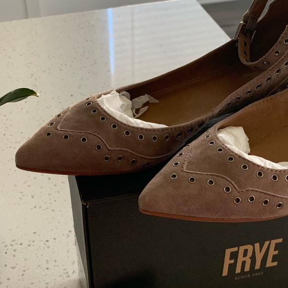🔥 LIKE NEW! Frye Sienna Grommet Ankle Flats - Picture 2 of 9